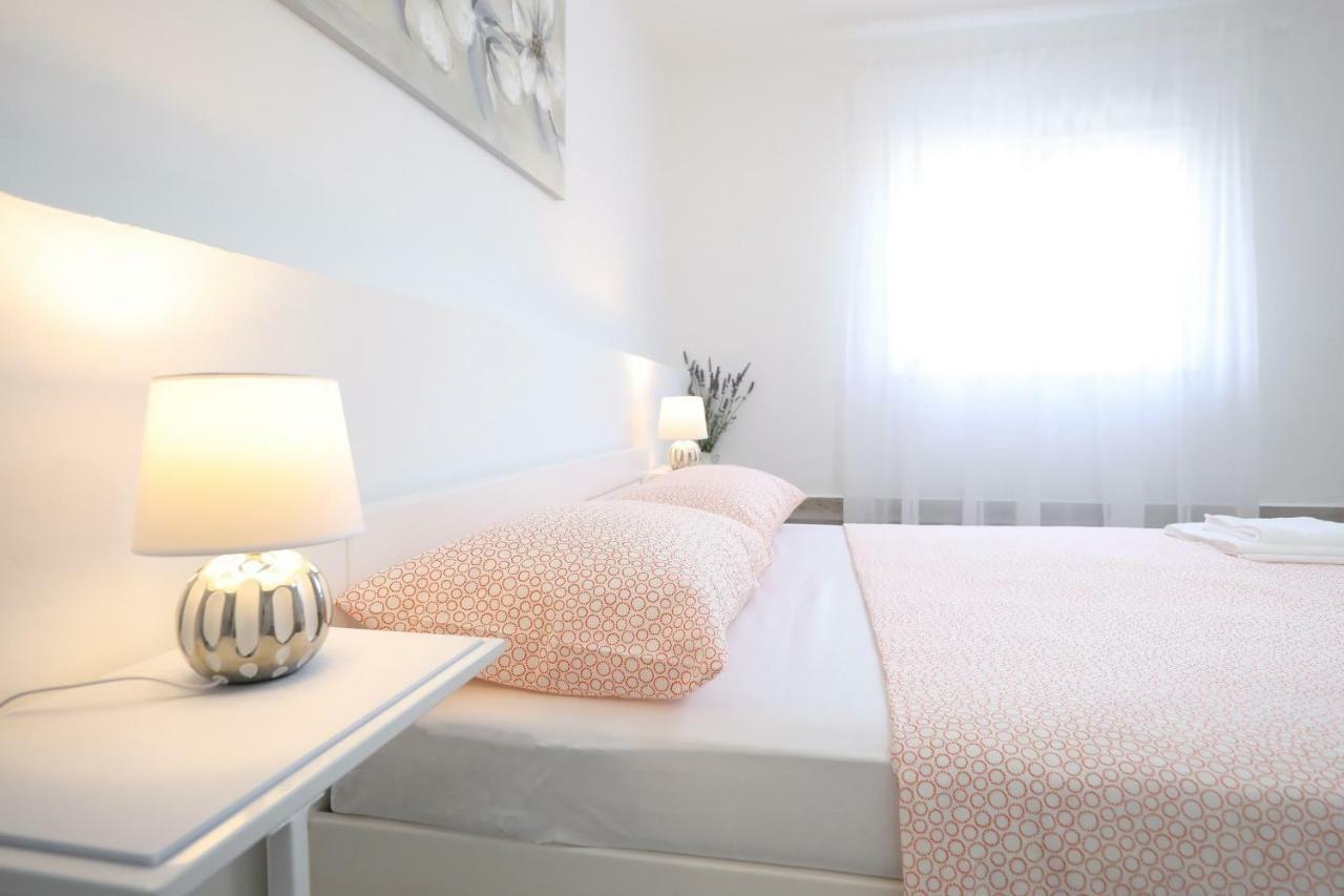 Apartmani Neva, Pridraga エクステリア 写真