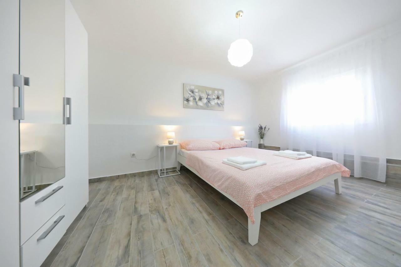Apartmani Neva, Pridraga エクステリア 写真