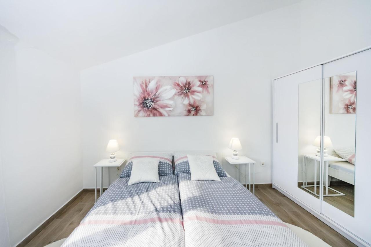 Apartmani Neva, Pridraga エクステリア 写真