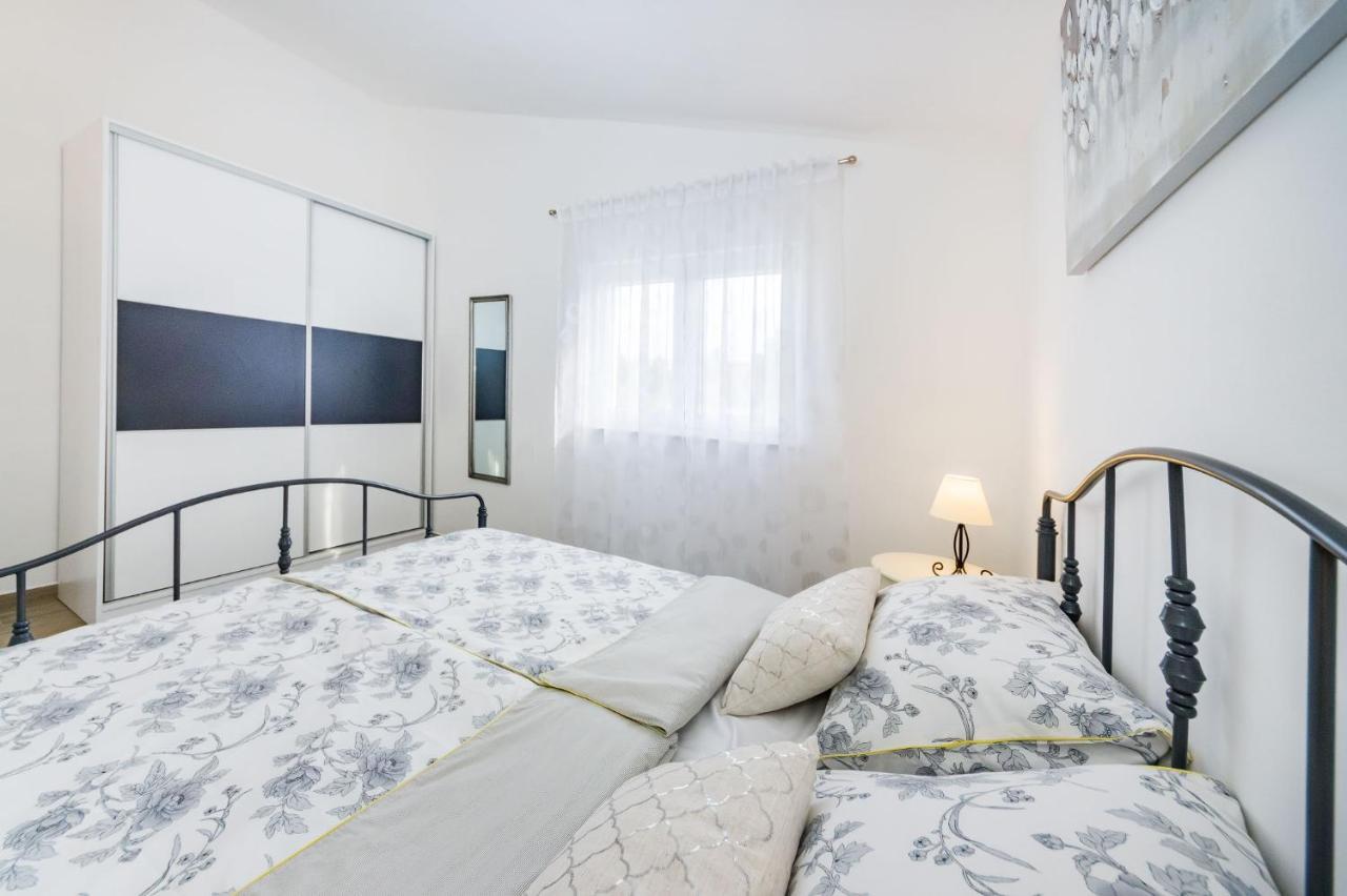 Apartmani Neva, Pridraga エクステリア 写真