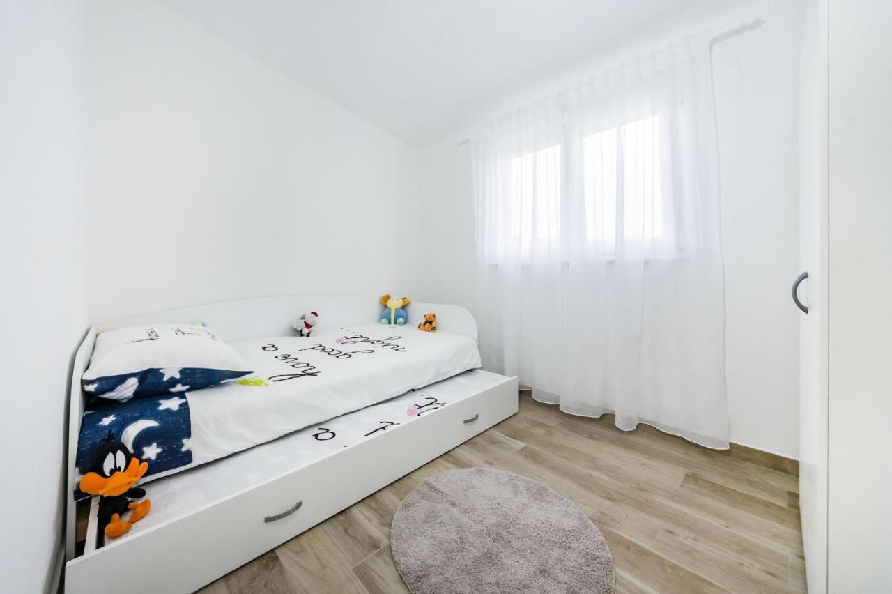Apartmani Neva, Pridraga エクステリア 写真