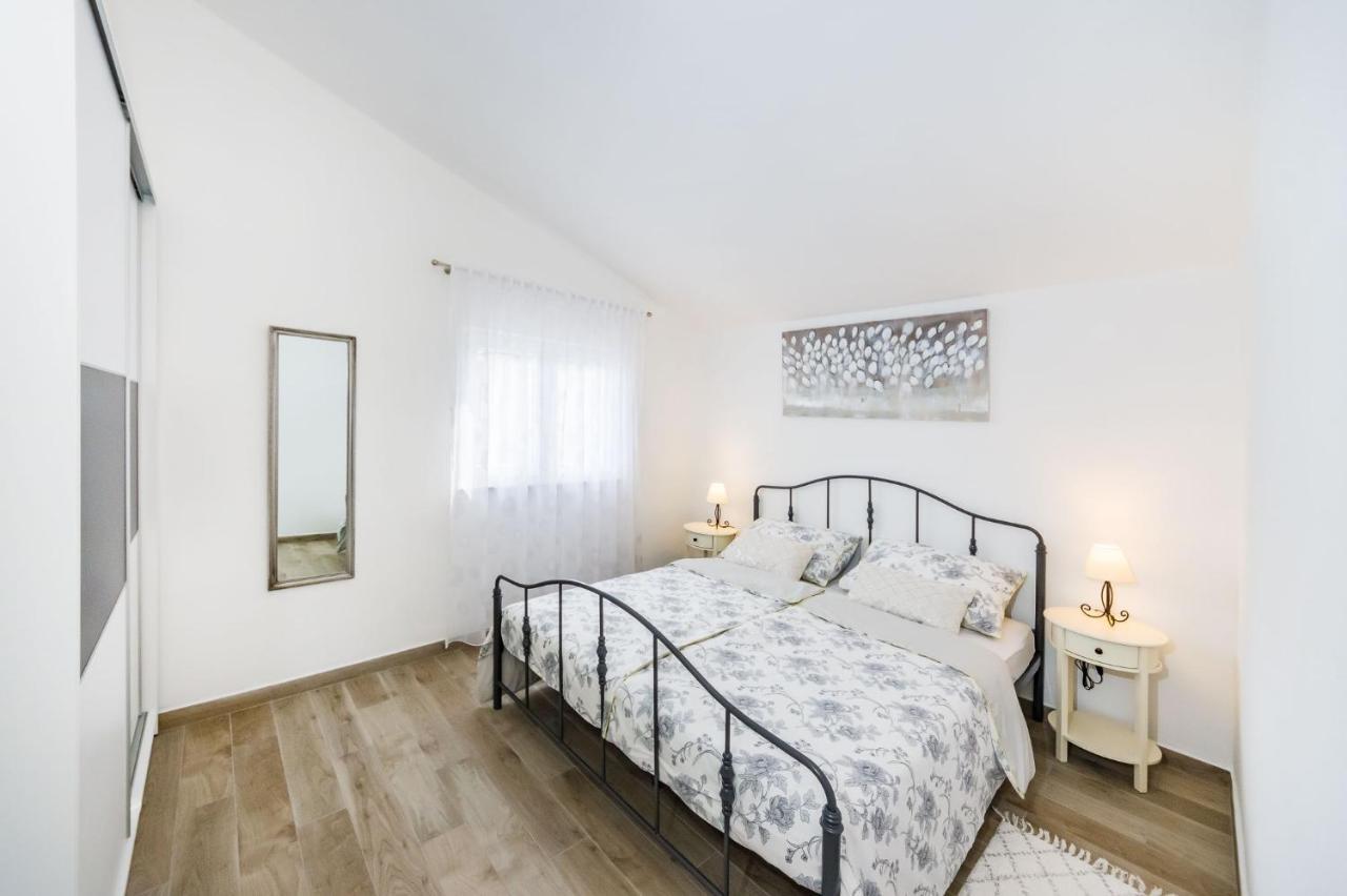 Apartmani Neva, Pridraga エクステリア 写真